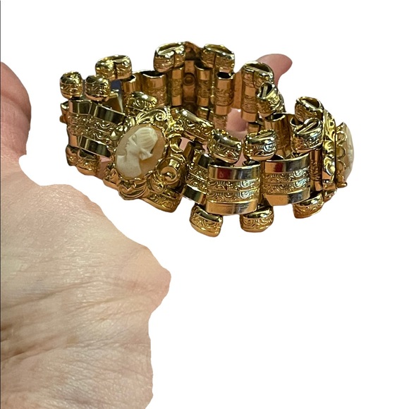 Vintage 1950s Gold shell Cameo Book chain link Fancy bracelet Stunning etching - Picture 10 of 13